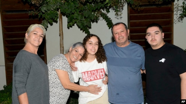 Ori Megidish në qendër mes familjarëve të saj në një fotografi të bërë kohë më parë
