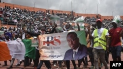 Des manifestants tiennent une banderole lors d'un meeting contre la candidature à la réélection du président ivoirien, Abidjan, le 10 octobre 2020. 