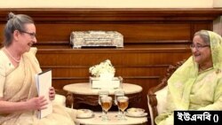 প্রধানমন্ত্রী শেখ হাসিনার সঙ্গে তাঁর কার্যালয়ে সৌজন্য সাক্ষাৎ করেন ডেনমার্কের বিদায়ী রাষ্ট্রদূত উইনি ইস্ট্রুপ পিটারসেন। ১৯ জুলাই, ২০২৩। 