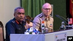 印度陆军参谋长潘德（左）和美国陆军参谋长乔治在新德里主持印太陆军参谋长会议。（2023年9月26日）