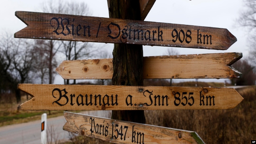 Papan penunjuk arah kayu buatan tangan di pinggir jalan menuju desa Jamel, 260 kilometer barat laut Berlin di Mecklenburg-Western Pomerania, Jerman, 25 Januari 2011. Lebih dari separuh penduduk desa kecil ini terkait dengan Partai NPD dan kelompok Neo-Nazi. (AP/Markus Schreiber)