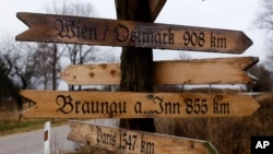 Papan penunjuk arah kayu buatan tangan di pinggir jalan menuju desa Jamel, 260 kilometer barat laut Berlin di Mecklenburg-Western Pomerania, Jerman, 25 Januari 2011. Lebih dari separuh penduduk desa kecil ini terkait dengan Partai NPD dan kelompok Neo-Nazi. (AP/Markus Schreiber)