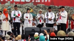 Ketua DPR Puan Maharani (ketiga dari kiri) Menteri Luar Negeri Retno Marsudi (tengah), Menteri Agama Yaqut Cholil Qoumas (kedua dari kanan), tokoh Muslim Din Syamsudin (ujung kanan) menghadiri aksi bela Palestina di Monas, Minggu, 5 November 2023. (Foto: Indra Yoga/VOA)