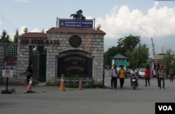 People walk by the University of Kashmir at Hazratbal in Srinagar district of Jammu and Kashmir. (Photo by Wasim Nabi for VOA)