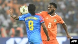 Milieu ya Côte d'Ivoire Franck Kessie (D) #8 azali kowelela ndembo na oyo ya RDC# Samuel Moutoussamy (F) na match ya 1/2 finale ya CAN 2023 na stade Ebimpe (Alassane Ouatarra), Abidjan, 7 sanza ya mibale 2024.