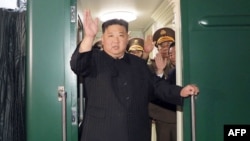 উত্তর কোরিয়ার সরকারি কোরিয়ান সেন্ট্রাল নিউজ এজেন্সি (কেসিএনএ) থেকে প্রকাশিত এই ছবিতে পিয়ংইয়ং থেকে ট্রেনে রওনা হওয়ার সময় উত্তর কোরিয়ার নেতা কিম জং উনকে হাত নাড়তে দেখা যায়। (এএফপি ছবি/কেসিএনএ কেএনএসের মাধ্যমে পাওয়া ছবি, ১০ সেপ্টেম্বর, ২০২৩)