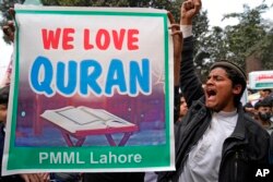 Pendukung partai Liga Muslim Markazi Pakistan meneriakkan slogan-slogan saat unjuk rasa menentang pembakaran Alquran oleh aktivis anti-Islam Denmark, di Lahore, Pakistan, Selasa, 24 Januari 2023. (Foto: AP/K.M. Chaudary)