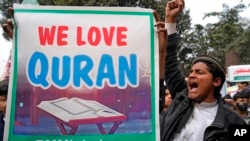 Un partidario del partido Liga Musulmana Markazi de Pakistán canta consignas durante una manifestación contra la quema del Corán, un libro sagrado musulmán, por parte de un activista danés contra el islam, en Lahore, Pakistán, el 24 de enero de 2023.