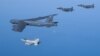 미한 공군이 30일 한반도 상공에서 연합기동훈련을 실시했다. 미 공군 B-52H 전략폭격기(가운데)와 한국 공군 F-35(위), F-16(아래) 전투기가 나란히 비행하고 있다. 사진 = 한국 공군 제공.
