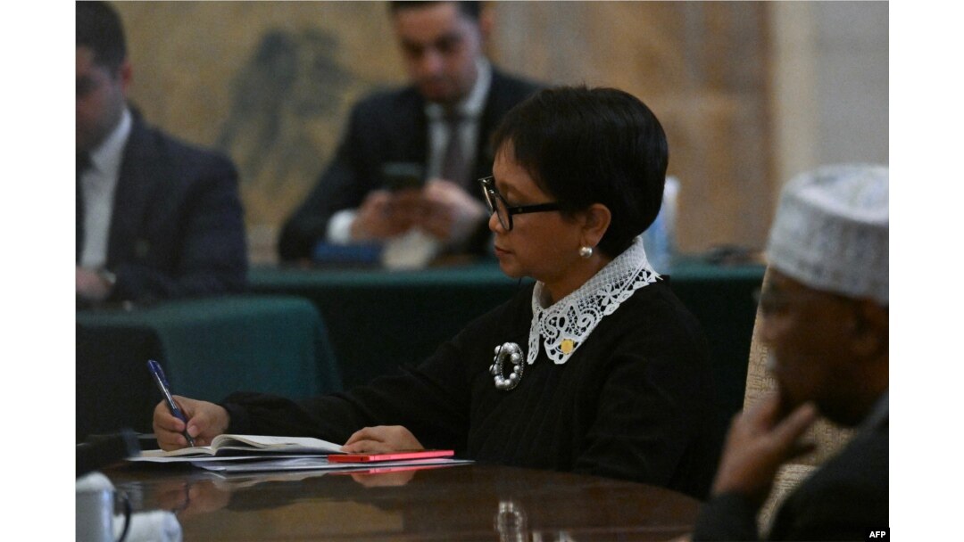 Menteri Luar Negeri Indonesia Retno Marsudi menghadiri pertemuan dengan Menteri Luar Negeri China Wang Yi dan para menteri luar negeri dari negara-negara Arab dan mayoritas Muslim di Diaoyutai State Guest House di Beijing pada 20 November 2023. (Pedro PARDO / AFP)
