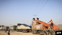 Ajuda humanitária num comboio de camiões que entraram na Faixa de Gaza vindos do Egipto através do posto fronteiriço de Rafah, em 21 de outubro de 2023.