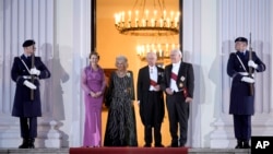 Mbreti Charles dhe Mbretëresha Camilla të shoqëruar nga Presidenti gjerman Steinmeier dhe bashkëshortja e tij (29 mars 2023)