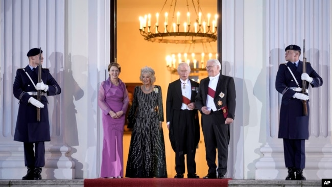 Mbreti Charles dhe Mbretëresha Camilla të shoqëruar nga Presidenti gjerman Steinmeier dhe bashkëshortja e tij (29 mars 2023)
