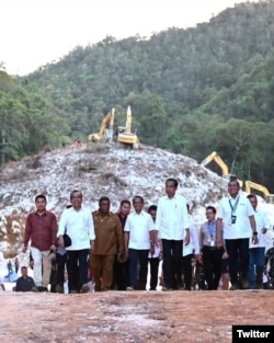 Presiden Joko Widodo menuju lokasi peletakan batu pertama Proyek Strategis Nasional (PSN) Kawasan Industri Pupuk Fakfak, Kamis sore, 23 November 2023. (Twitter/@jokowi)