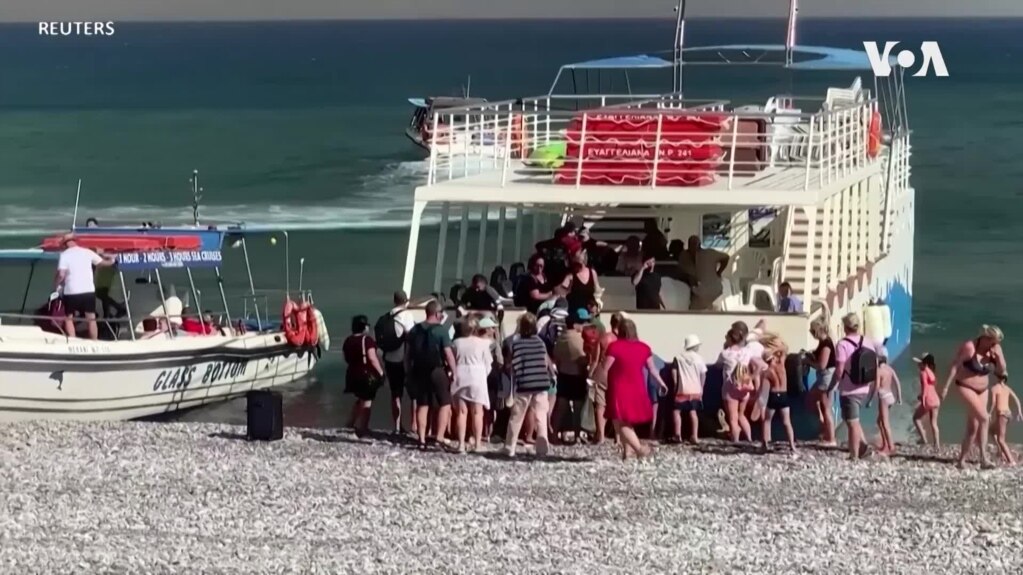 Пожарот во Грција предизвика евакуација на популарната туристичка дестинација