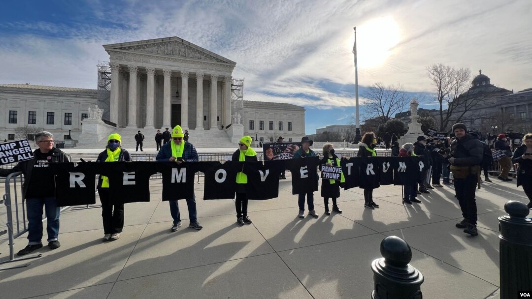 Protest protivnika Donalda Trumpa ispred Vrhovnog suda SAD (Foto: VOA, Jovana Đurović)