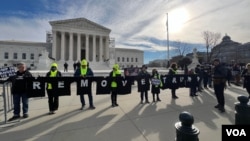 Protest protivnika Donalda Trumpa ispred Vrhovnog suda SAD (Foto: VOA, Jovana Đurović)