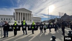 Protest protivnika Donalda Trampa ispred Vrhovnog suda SAD (Foto: VOA, Jovana Đurović)