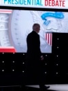 Biden silazi sa scene na pauzu tokom debate sa Trumpom.