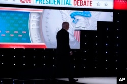 Президент США Джо Байден виходить зі сцени під час перерви в президентських дебатах з колишнім президентом Дональдом Трампом, 27 червня 2024 року в Атланті.