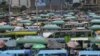 Kendaraan transportasi publik Kenya, yang secara lokal dikenal dengan sebutan matatu, mengantre untuk mengantarkan penumpang di Nairobi, pada 12 September 2023. (Foto: AFP/Simon Maina)