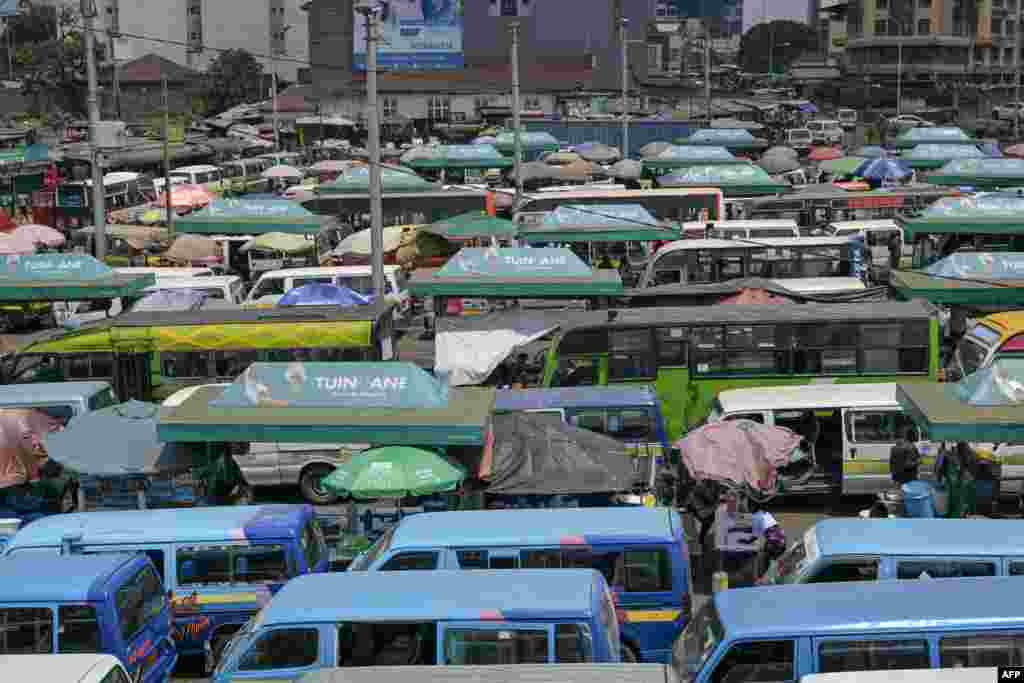 نمای یک ایستگاه مزدحم ترانسپورت شهری در نایروبی، پایتخت کینیا