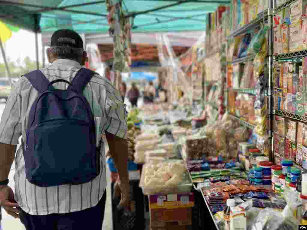 Conocido como &quot;El Pulgarcito&quot;, este mercado en la avenida Vermont, cercano a Koreatown, se destaca como un símbolo cultural donde el espíritu salvadoreño se celebra más allá del comercio.