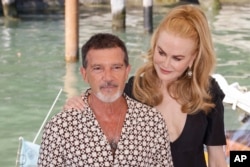 Antonio Banderas (kiri) dan Nicole Kidman berpose untuk fotografer menjelang konferensi pers film 'Babygirl' dalam Venice Film Festival ke -81 di Venesia, Italia, Jumat, 30 Agustus 2024. (Joel C Ryan/Invision/AP)