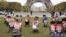 Sejumlah kereta bayi berisi foto dari para anak-anak yang disandera oleh militan Hamas ditampilkan dalam aksi demo di depan Menara Eiffel di Paris, pada 26 Oktober 2023. (Foto: AFP/Dimitar Dilkoff)