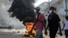 La police a fait usage de gaz lacrymogènes pour disperser les manifestants opposés au report de la présidentielle sénégalaise.