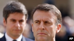 资料照片：2024年3月20日，法国总统埃马克龙和法国总理阿塔尔在巴黎出席一场仪式。(美联社照片)
