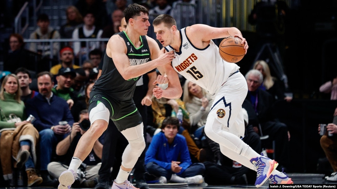Luka Garza pokušava da zaustavi Nikolu Jokića, u četvrtoj četvrtini utakmice koju je njegova Minesota igrala u Denveru 18. januara 2023. godine. (Foto: Reuters/Isaiah J. Downing-USA TODAY Sports)