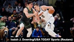 Luka Garza pokušava da zaustavi Nikolu Jokića, u četvrtoj četvrtini utakmice koju je njegova Minesota igrala u Denveru 18. januara 2023. godine. (Foto: Rojters/Isaiah J. Downing-USA TODAY Sports)