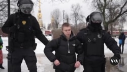 Russian Authorities Detain Mourners Paying Tribute to Navalny