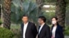 中国领导人习近平去年与到访的法国总统马克龙在广州市的一个花园散步，这次习近平回访法国，马克龙将在他的“第二故乡”比利牛斯山区招待习近平。（资料照：2023年4月7日）