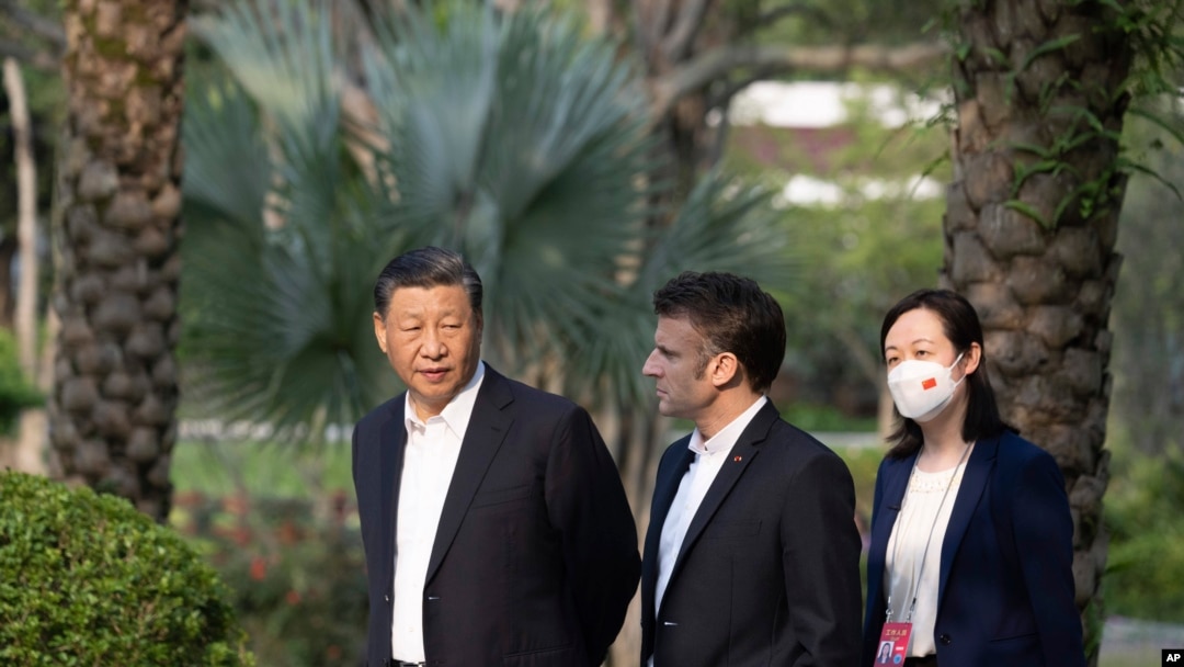 中国领导人习近平去年与到访的法国总统马克龙在广州市的一个花园散步，这次习近平回访法国，马克龙将在他的“第二故乡”比利牛斯山区招待习近平。（资料照：2023年4月7日）