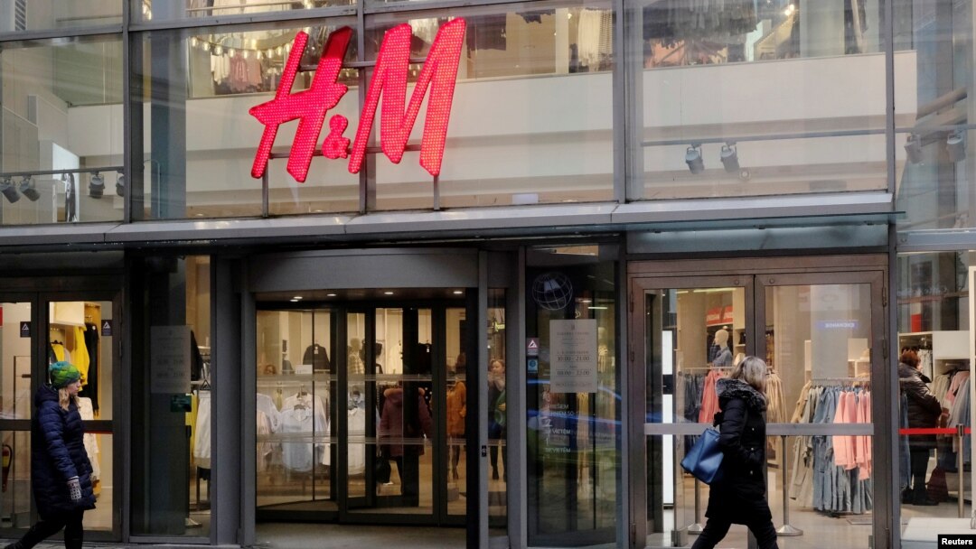 H&M và nhiều hãng thời trang nổi tiếng thế giới hiện đang đối diện với những chỉ trích về vấn đề sử dụng lao động, bảo vệ động vật, thiên nhiên và môi trường trong quy trình sản xuất.
