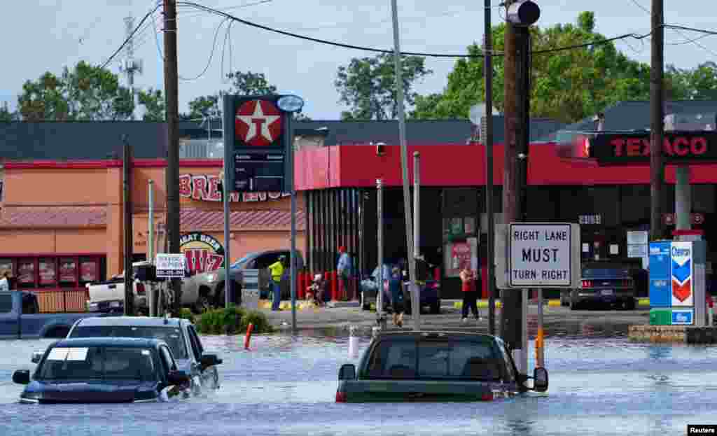 Los automóviles quedan varados en calles inundadas tras el paso de Beryl en Houston, Texas, EEUU.