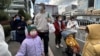 北京一家儿童医院外排队等候看病的儿童和家长。（2023年11月27日）