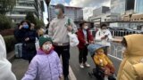 北京一家兒童醫院外排隊等候看診的兒童和家長。（2023年11月27日）