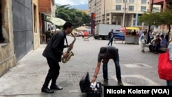 El saxofonista Jesús Jiménez alegra las calles de Caracas, Venezuela, y los transeúntes le entregan propinas. "Estamos en una situación económica en la que hay que moverse, estar pendiente siempre del dinero".