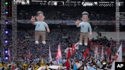印尼雅加達的總統競選活動掛出國防部長普拉博沃·蘇比安托（2024年2月10日）和競選搭檔、總統維多多長子的人體氣球。