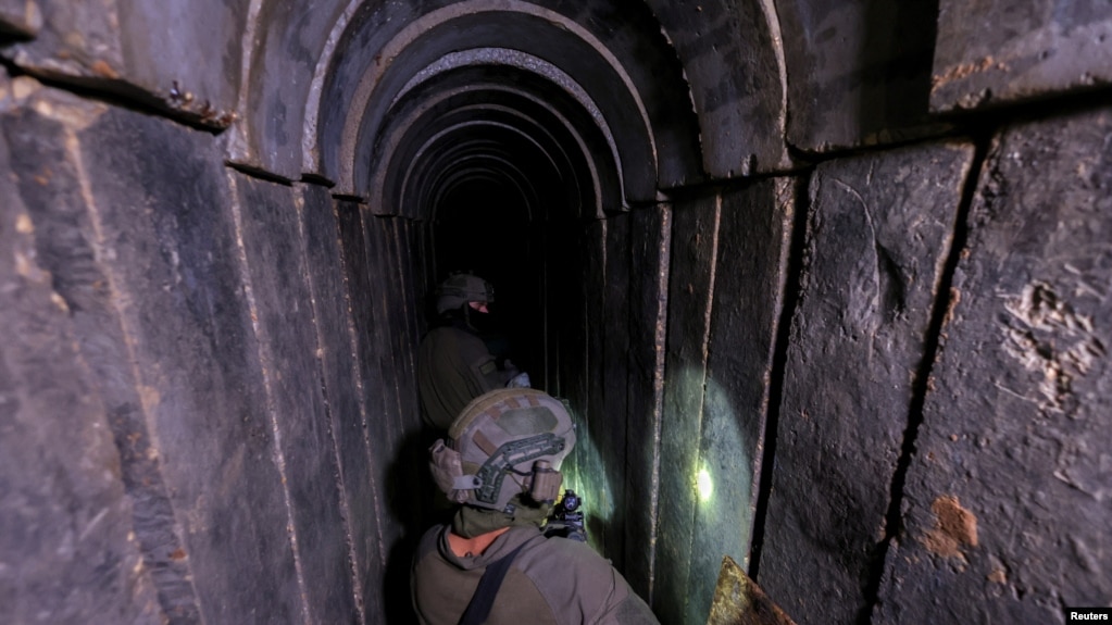 资料照：2023年11月22日，以色列军方公布了设在加沙地区希法医院旁加固地下隧道里面的哈马斯组织指挥所设备齐全的内部状况。（路透社）(photo:VOA)