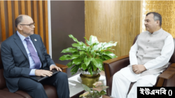 বাংলাদেশে নিযুক্ত যুক্তরাষ্ট্রের রাষ্ট্রদূত পিটার হাস এবং পরিবেশ, বন ও জলবায়ু পরিবর্তন মন্ত্রী সাবের হোসেন চৌধুরী। ৪ ফেব্রুয়ারি, ২০২৪।