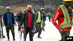 นักขุดเหมืองแบบรูหนูจากภาคกลางของอินเดีย เข้าร่วมขุดเจาะเพื่อช่วยเหลือคนงาน 41 คนที่ติดในอุโมงค์ถล่มที่รัฐอุตตราขัณฑ์ทางภาคเหนือของอินเดีย เมื่อวันที่ 27 พ.ย. 2023