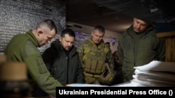 រូបឯកសារ៖ ប្រធានាធិបតីអ៊ុយក្រែនលោក Volodymyr Zelenskyy ធ្វើ​ទស្សនកិច្ច​ទៅកាន់​មូលដ្ឋាន​ទ័ព​អ៊ុយក្រែន​នៅ​តំបន់ Donetsk កាលពីថ្ងៃទី២៩ ខែធ្នូ ឆ្នាំ២០២៣។ (Ukrainian Presidential Press Office)