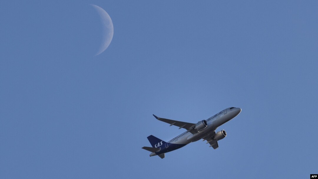 FILE - Sebuah pesawat milik perusahaan penerbangan Scandinavian Airlines System (SAS) bersiap melakukan pendaratan di bandara Heathrow, pinggiran ibu kota Inggris, Hammersmith, London barat, 15 Januari 2024 . (Foto oleh Adrian DENNIS/AFP)