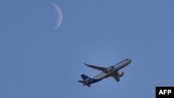 FILE - Sebuah pesawat milik perusahaan penerbangan Scandinavian Airlines System (SAS) bersiap melakukan pendaratan di bandara Heathrow, pinggiran ibu kota Inggris, Hammersmith, London barat, 15 Januari 2024 . (Foto oleh Adrian DENNIS/AFP)