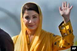 Maryam Nawaz, putri mantan Perdana Menteri Pakistan Nawaz Sharif dan pemimpin Gerakan Demokratik Pakistan, aliansi partai politik yang berkuasa, melambai kepada pendukungnya saat rapat umum di luar Mahkamah Agung, di Islamabad, Pakistan, Senin, 15 Mei 2023. (AP/Anjum Naveed)