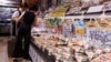 香港一家超市海鲜柜台摆放的日本进口海产品。(2023年7月12日)